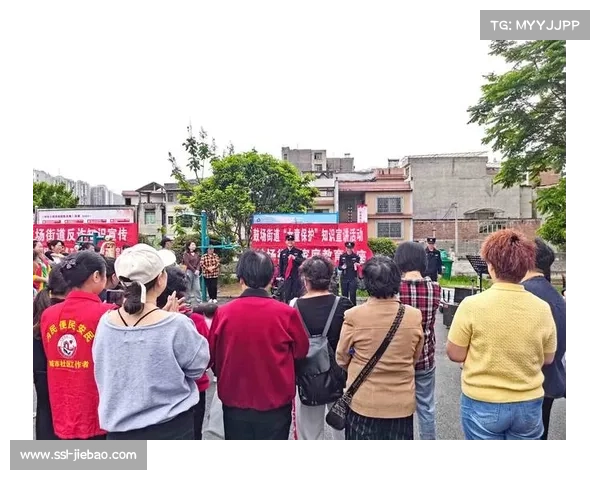 场边小观众专注观赛 社区赛成家庭亲子活动 场边小观众专注观赛 社区赛成家庭亲子活动